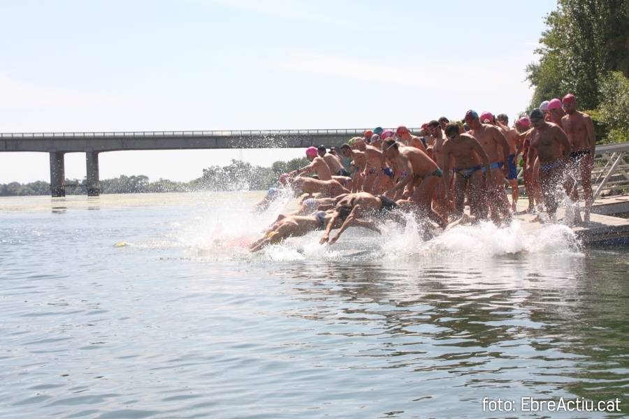 La 18a Travessia d’Amposta nedant l’Ebre, recorda al seu creador Manel Ayxendri | EbreActiu.cat, revista digital d’oci actiu | Terres de l’Ebre ...