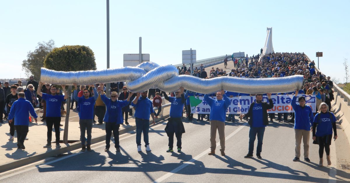 Ms de 2.000 persones participen en la marxa per reclamar que arribin sediments per protegir el delta de lEbre