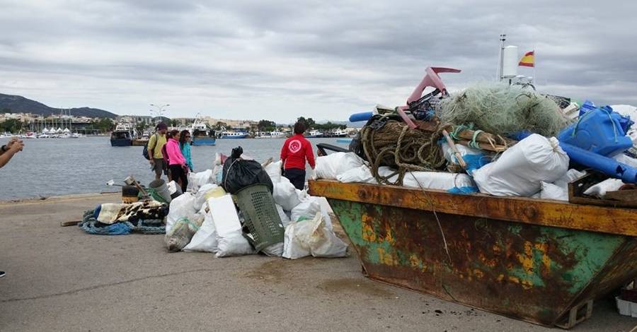 Una jornada popular de limpieza recoge 1.200 kgs de basura en la Punta de la Banya | EbreActiu.cat, revista digital de ocio activo | Terres de l&rsquo;Ebre...