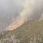 Extingit l’incendi de Tivenys, a la serra de Card-Boix