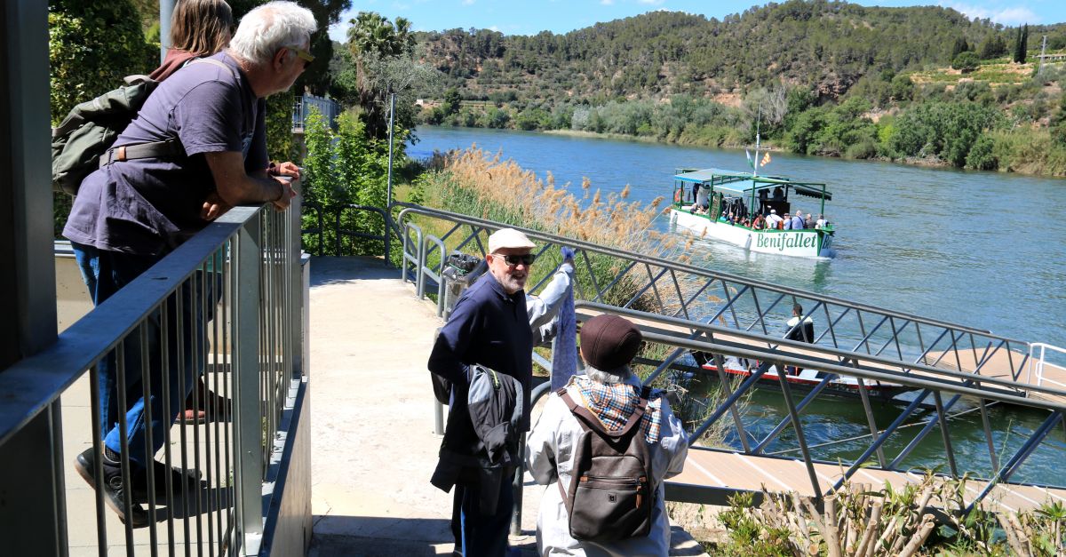 Ms de 200 persones canten a lesperana amb la msica de Pete Seeger, en un acte a la vora del riu a Benifallet