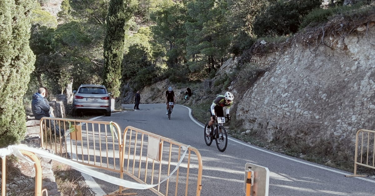 100 ciclistes participen a la 39a Pujada a Card