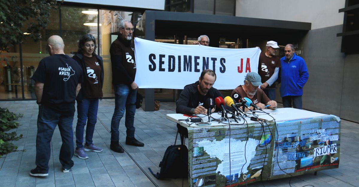 Una vintena dentitats denuncien que la CHE es renta la imatge amb la mobilitzaci de sediments de Mequinensa
