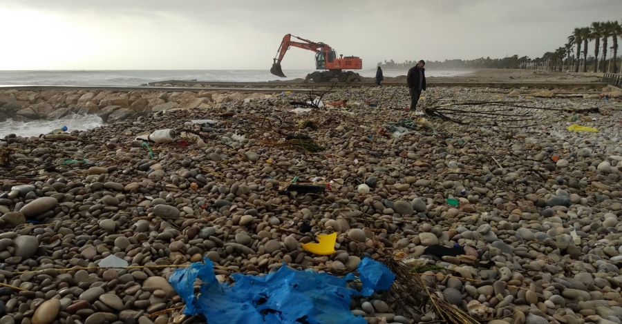 El Ayuntamiento de Alcanar organiza una recogida de basura en la playa después del temporal | EbreActiu.cat, revista digital de ocio activo | Terres de l’Ebre... El Ayuntamiento de Alcanar organiza una recogida de basura en la playa después del temporal | EbreActiu.cat, revista digital de ocio activo | Terres de l’Ebre...