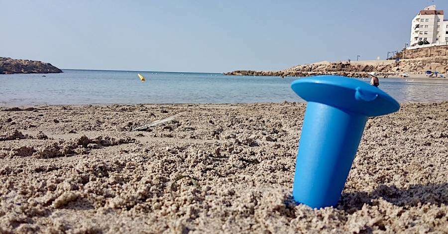 LAmetlla de Mar reparteix cendrers per evitar les burilles a les platges