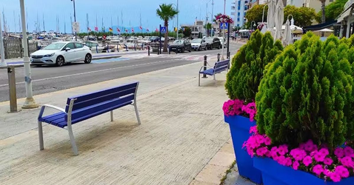 LAmpolla sadhereix a Viles Florides