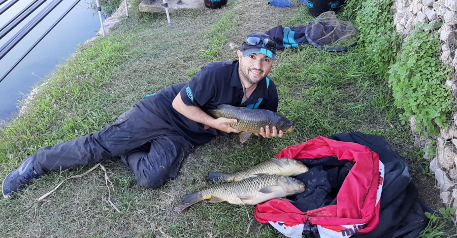 El morenc ngel Sez, campi estatal per equips de pesca esportiva daigua dola en la modalitat de flotador