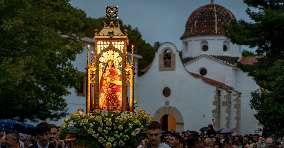Alcanar celebra la tradicional baixada de la Mare de Du del Remei