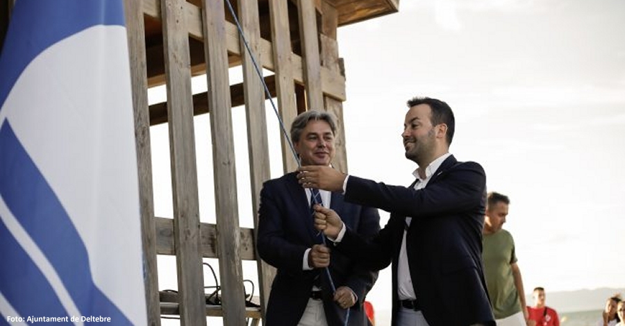La platja de Riumar torna a lluir la bandera blava