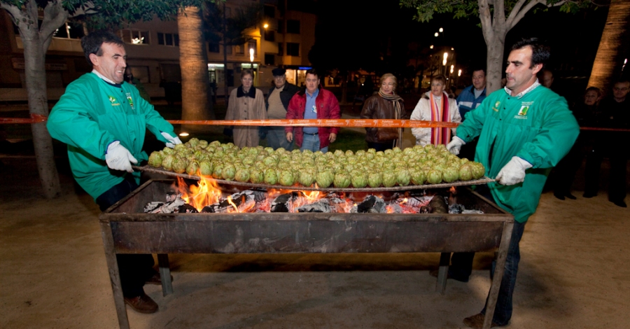 Benicarl es bolca amb multitud dactes per homenatjar la carxofa en els seus dies grans