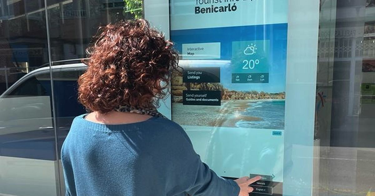 Benicarl installa una pantalla tctil per a facilitar la informaci turstica de la ciutat