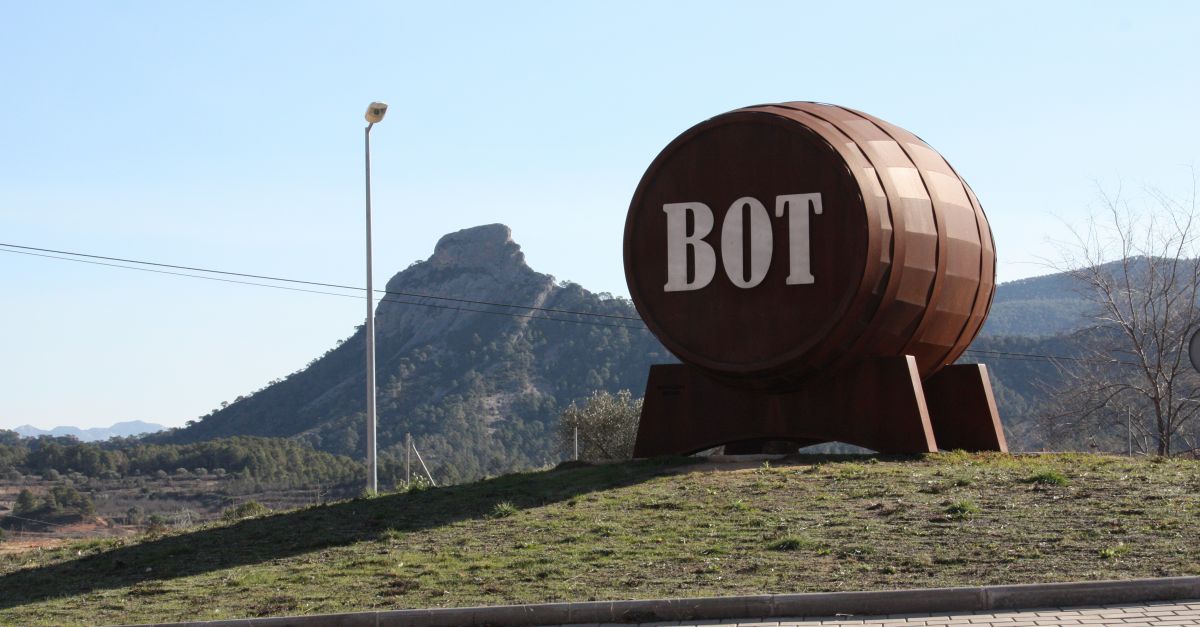 Bot presenta el Cicle Estacions al voltant de les arts en viu, el vi, la gastronomia i el mn rural
