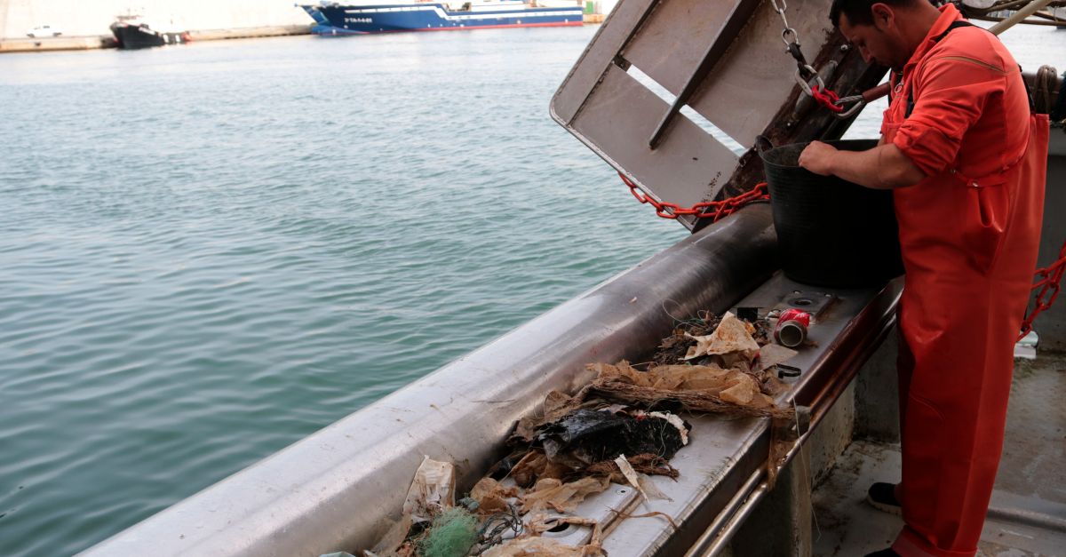 Els pescadors catalans recullen 120.000 litres de residus del mar, un 50% ms que lany passat