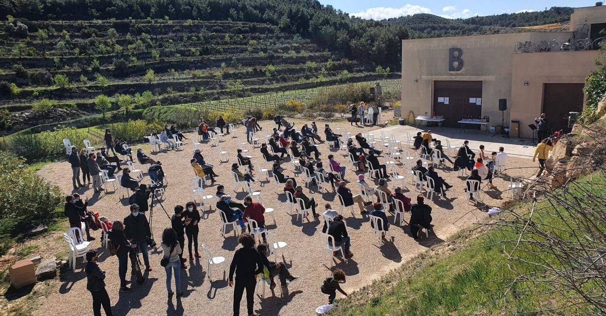 Prop d’un centenar de persones rebutgen la massificaci elica de la Terra Alta amb un acte cultural a Vilalba dels Arcs