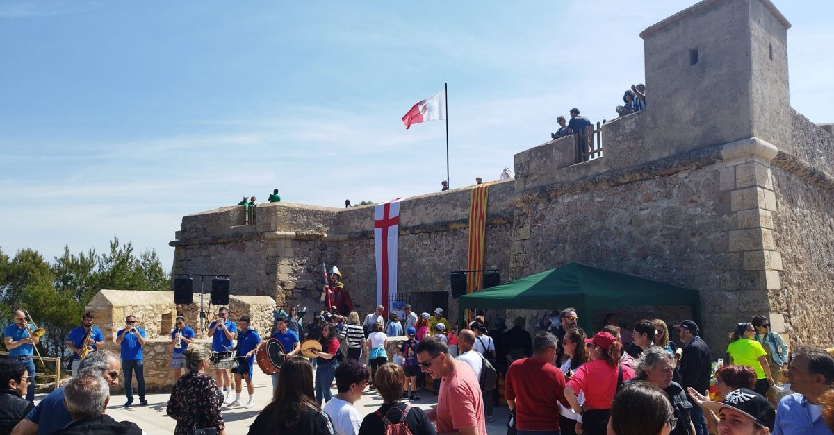 La Diada al Castell de Sant Jordi aplega centenars de persones als entorns de l’emblemàtic monument | EbreActiu.cat, revista digital d’oci actiu | Terres de l’Ebre ... La Diada al Castell de Sant Jordi aplega centenars de persones als entorns de l’emblemàtic monument | EbreActiu.cat, revista digital d’oci actiu | Terres de l’Ebre ...