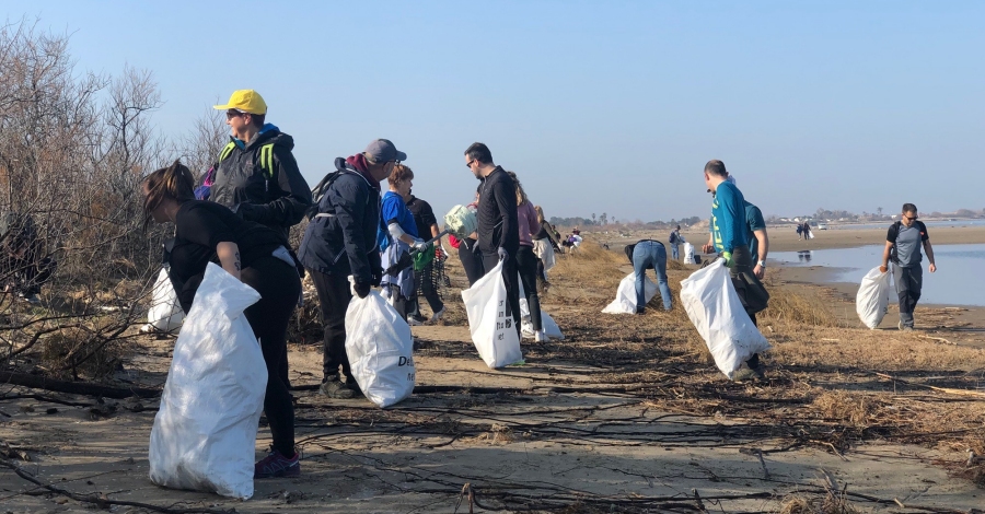 Cinc-centes persones collaboren en la neteja de platges solidria de Deltebre 