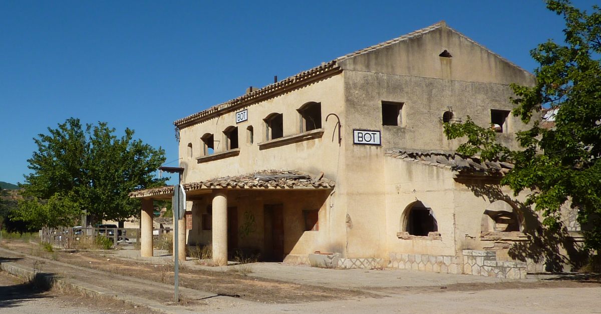 Acord entre lAjuntament de Bot i lEstat per restaurar lantiga estaci de tren i fer-hi una casa de colnies