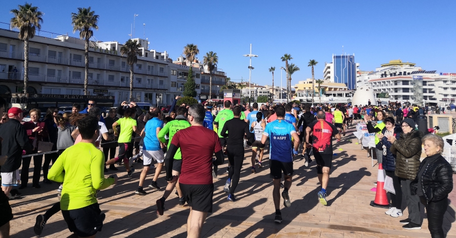 Trescientas personas participan en Pescola en la 4 Carrera Solidaria de Navidad