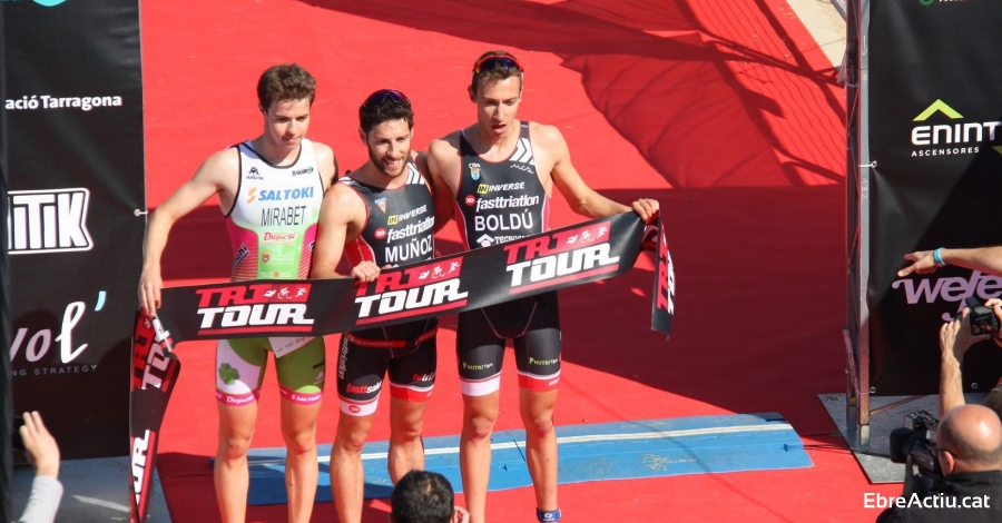 Un miler de triatletes en la primera de les quatre proves del Tritour