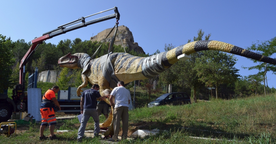 Installen una rplica de dinosaure a mida real a lAlbereda de Morella