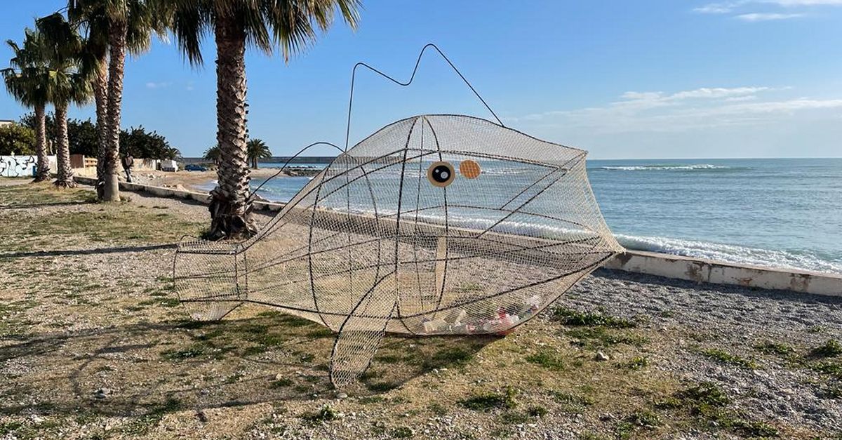 Escultures a les platges de Benicarl per a conscienciar sobre els efectes nocius dels plstics en la vida submarina
