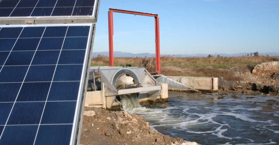 Una estaci� de bombament amb energia solar permet reduir la salinitzaci� de la llacuna de l&rsquo;Encanyissada | EbreActiu.cat, revista digital d&rsquo;oci actiu | Terres de l&rsquo;Ebre ...