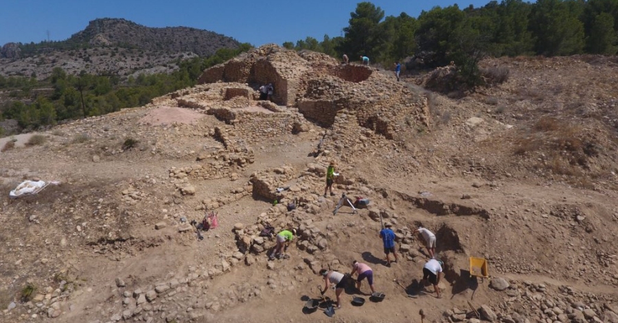 Les excavacions al jaciment de lAssut de Tivenys descobreixen nous edificis defensius associats a la muralla