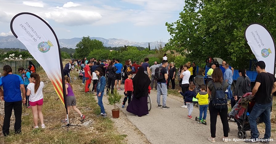 Roquetes celebra la Festa de lArbre plantant pins pinyoners a la Via Verda