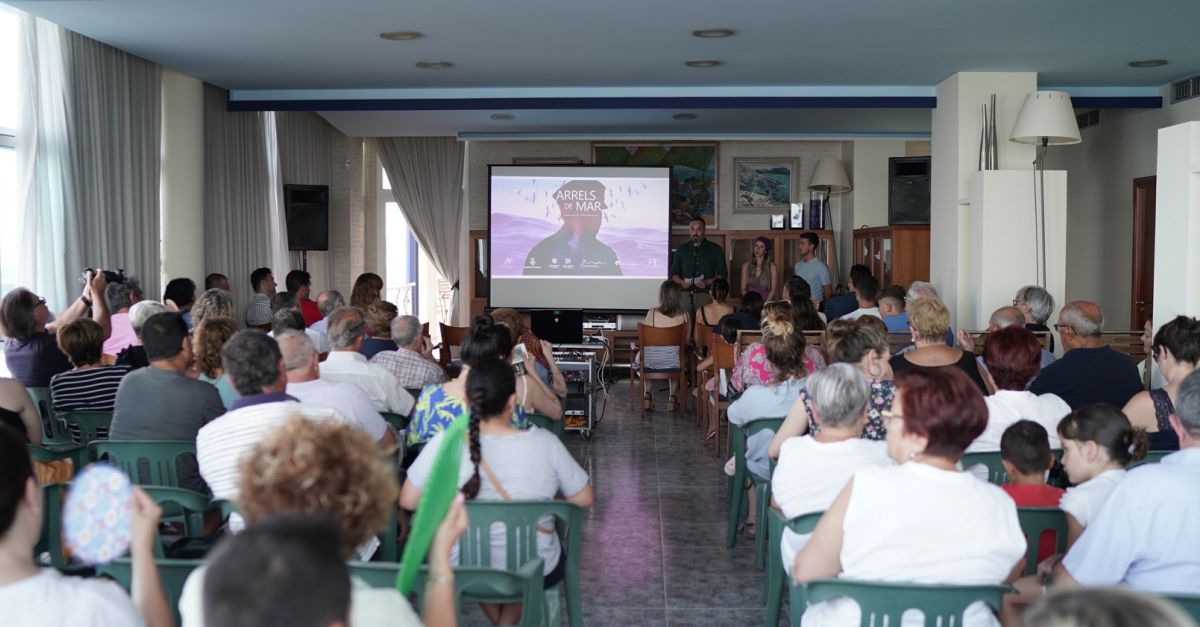 xit dassistncia a lestrena del documental Arrels de Mar a les Cases dAlcanar
