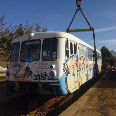 Un ferrobus a lantiga estaci de Bot donar servei de bar a la Via Verda
