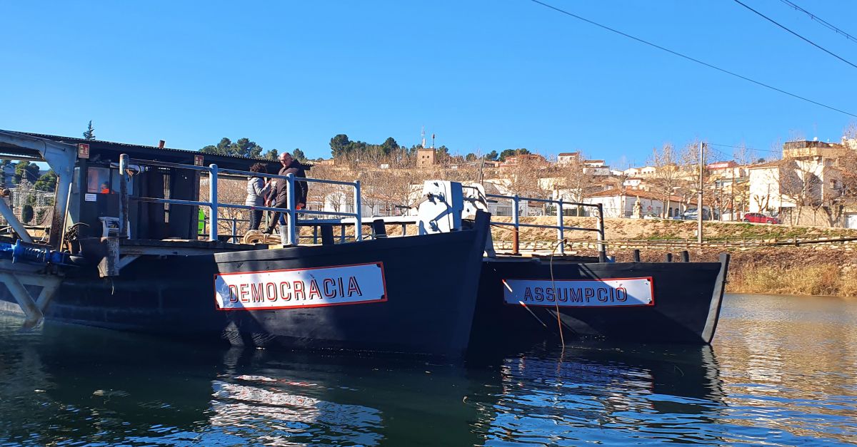 Flix reobre un any desprs el pas de barca per creuar lEbre desprs de la reparaci dels dos llaguts