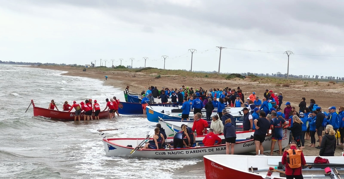 La Gran Travessia de Llagut Catal desafia la pluja i avana amb fora de Riumar a lAmpolla