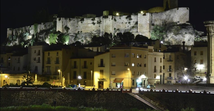 El Ayuntamiento de Tortosa completa la iluminación nocturna de las murallas del castillo de la Suda | EbreActiu.cat, revista digital de ocio activo | Terres de l’Ebre...