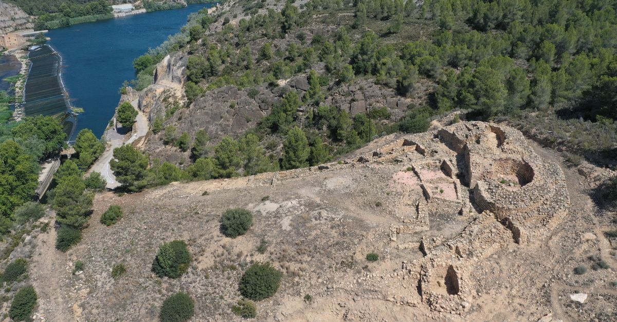 Un espai de culte fora muralles: la nova i poc usual troballa dels arquelegs al jaciment ibric de lAssut de Tivenys