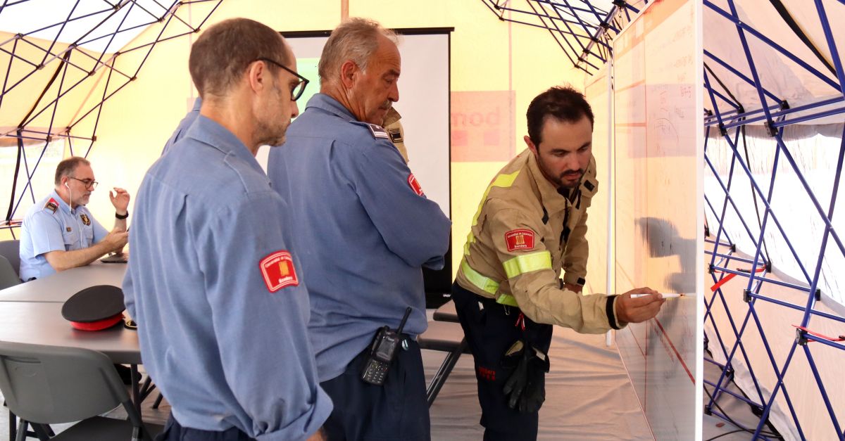 Els Bombers confien en estabilitzar el cap de lincendi de Corbera dEbre cap al migdia