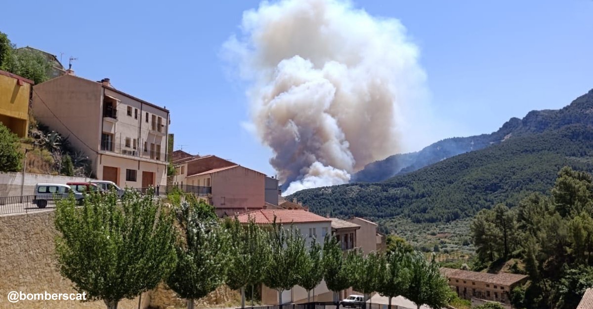Els Bombers treballen en un incendi forestal al barranc de l’Infern, a Paüls | EbreActiu.cat, revista digital d’oci actiu | Terres de l’Ebre ... Els Bombers treballen en un incendi forestal al barranc de l’Infern, a Paüls | EbreActiu.cat, revista digital d’oci actiu | Terres de l’Ebre ...