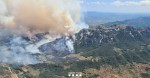 Els Bombers treballen en un incendi forestal al barranc de l’Infern, a Pals
