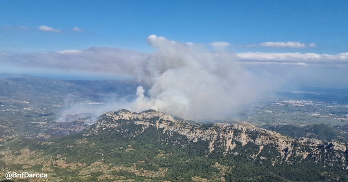 Els Bombers treballen en un incendi forestal al barranc de l’Infern, a Pals