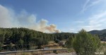 Els Bombers treballen en un incendi forestal al barranc de l’Infern, a Pals