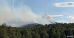 Els Bombers treballen en un incendi forestal al barranc de l’Infern, a Pals