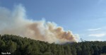 Els Bombers treballen en un incendi forestal al barranc de l’Infern, a Pals