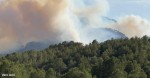 Els Bombers treballen en un incendi forestal al barranc de l’Infern, a Pals