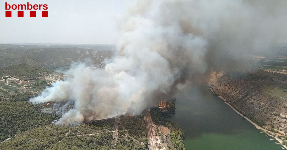 Incendi a la Pobla de Massaluca a tocar dels rius Ebre i el Matarranya