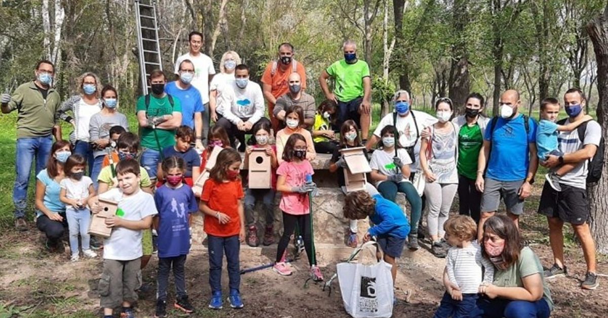 Una quarantena de persones participen en una jornada de sensibilitzaci ambiental a Mra dEbre