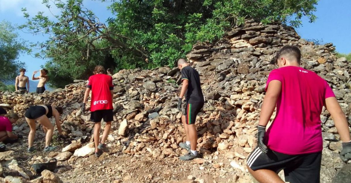Una quinzena de joves recuperen les barraques de pedra seca dAmposta