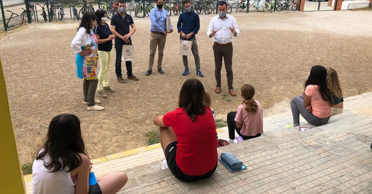 LAjuntament de Deltebre distribueix 2.000 llapis reciclats i amb llavors de plantes medicinals