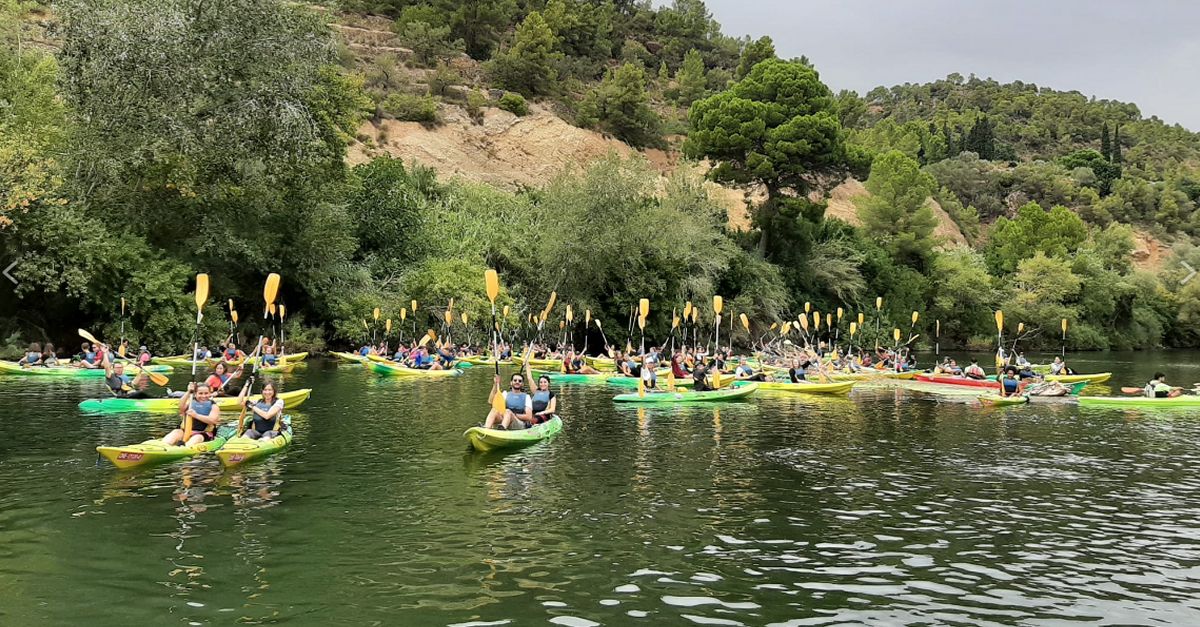 Ms dun centenar destudiants i personal de la URV participen en la sisena piraguada pel riu Ebre