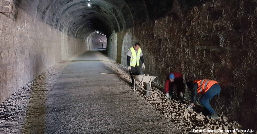 Millores de pavimentaci del tunel de la Via Verda a Prat de Comte