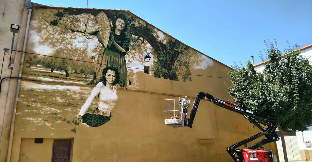 Un mural urbano en defensa de los olivos y en homenaje a las mujeres payesas