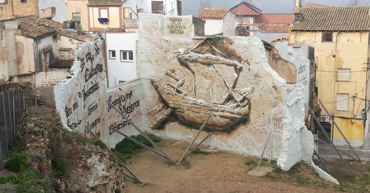 Una intervenci artstica de Roc Blackbloc millora el barri de Sant Jaume amb imatges que recorren la histria de Tortosa